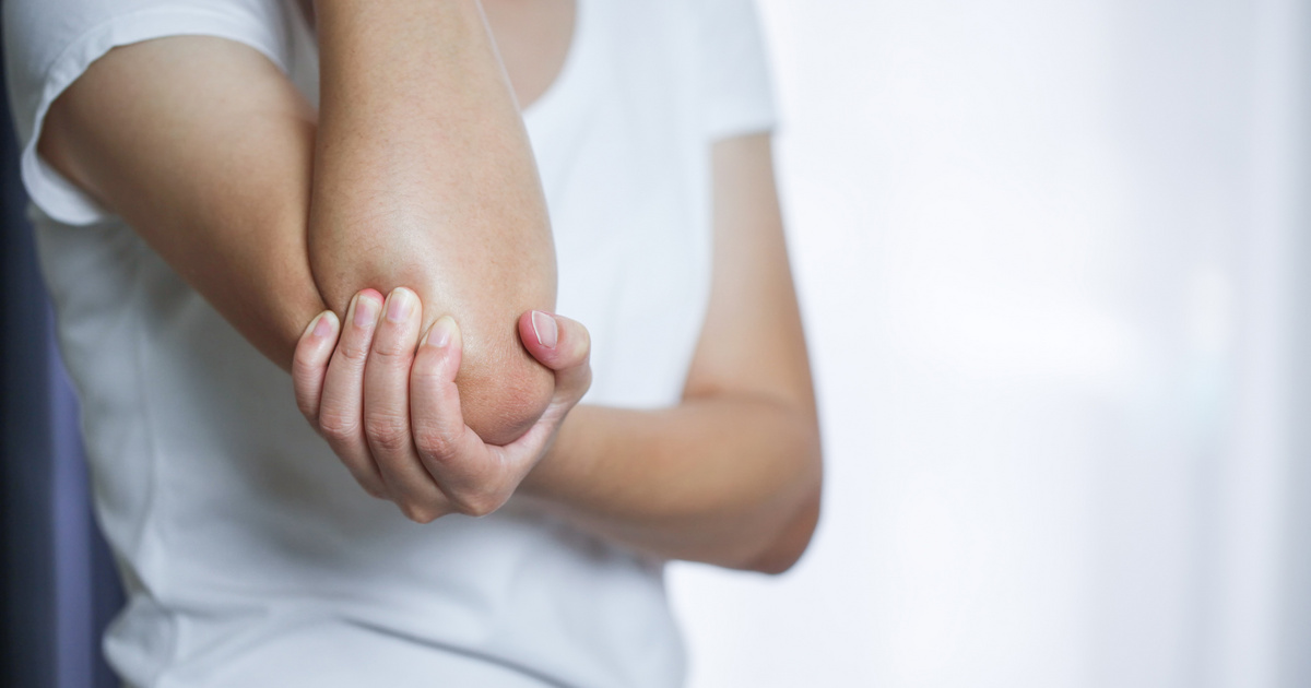 Ezt jelenti, ha folyton megfájdul a könyököd: kiderült, segítenek-e a krémek és a tape