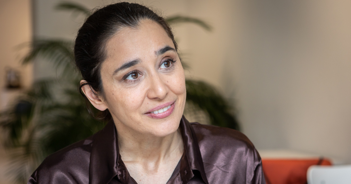 Annyira zavarta már a meztelenség, hogy egy jelenetben végig megsértődve, háttal ült