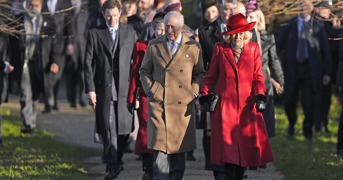 Lencsevégre kapták a királyi családot a karácsonyi misére menet: így köszöntötték a rájuk váró tömeget