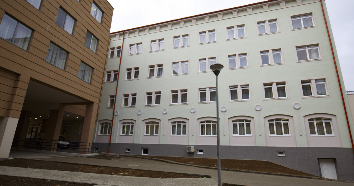 Nem adják ki a pótszabadságot a zalaegerszegi kórház dolgozóinak, Hadházy Ákos akcióba lendült