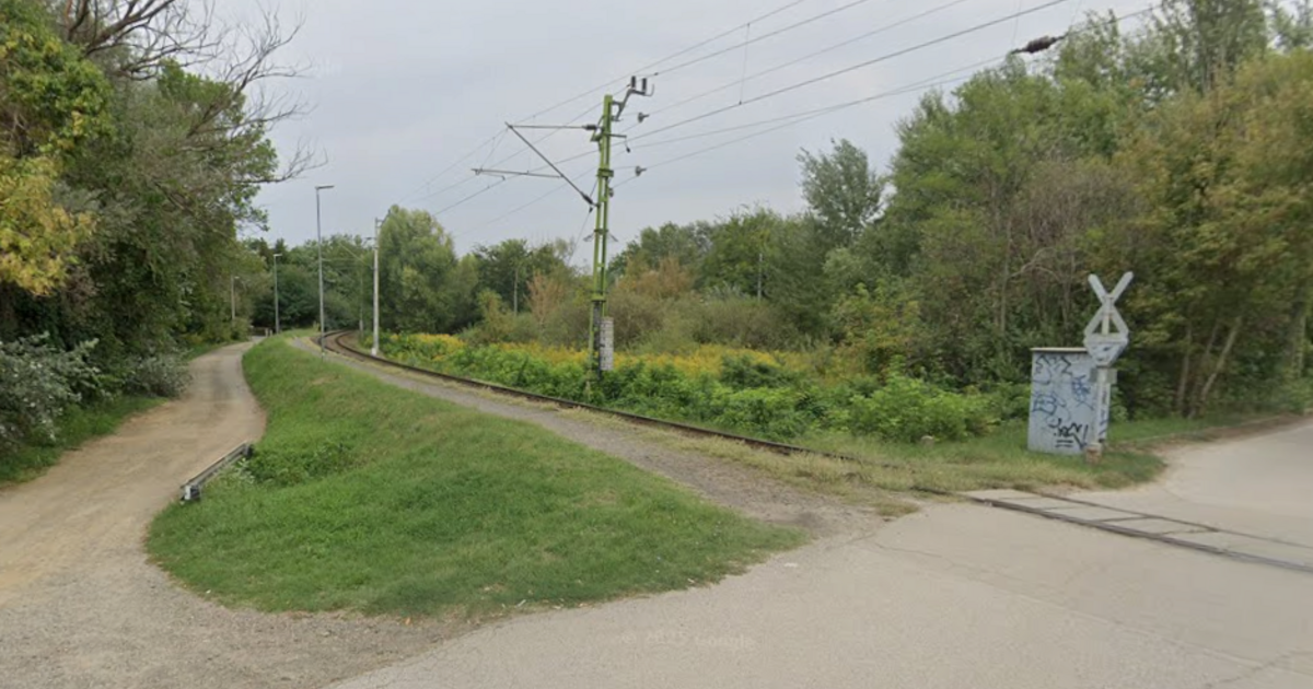 Sokkoló eset Veresegyházon: eszméletlen férfit találtak a sínek között