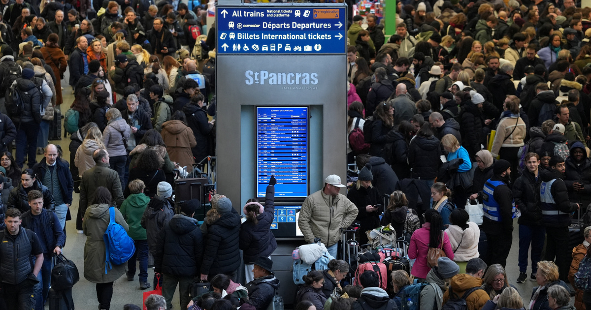 Műszaki hiba lépett fel a Csalagútban, leállították a közlekedést