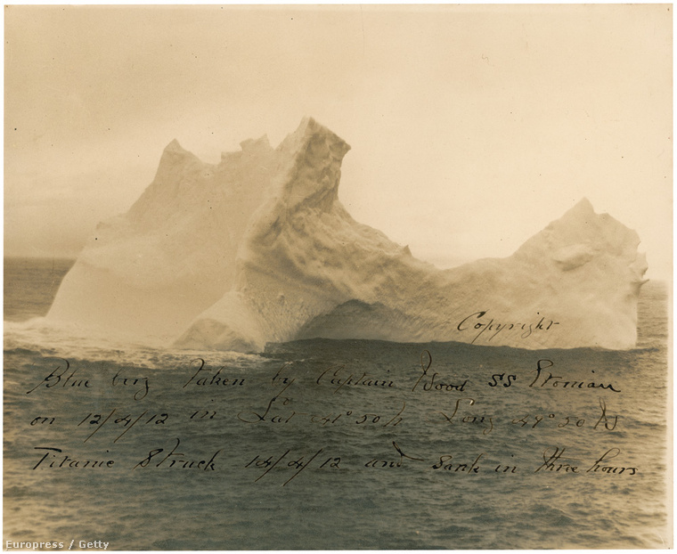 Szakértők szerint ezen az 1912-es felvételen a Titanicot elkaszáló jéghegy látható. A fotót két nappal a Titanic tragédiája előtt készítette az S. S. Etonian kapitánya.
