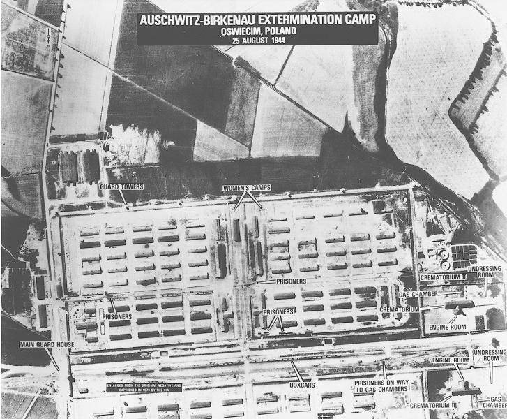 Az Auschwitz-Birkenauról 1944. augusztus 25-én készült légi felvétel alsó részén látható a rámpa, ahol egy tehervonat (boxcars) áll. Ettől jobbra látható egy embercsoport (prisoners on way to gas chambers), amely feltehetően a gázkamrák felé tart.