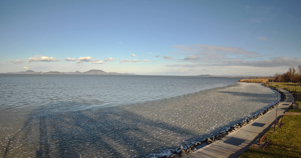 Megindult a jegesedés a Balatonon, a viharos szél ellenére is elkezdett befagyni a tó