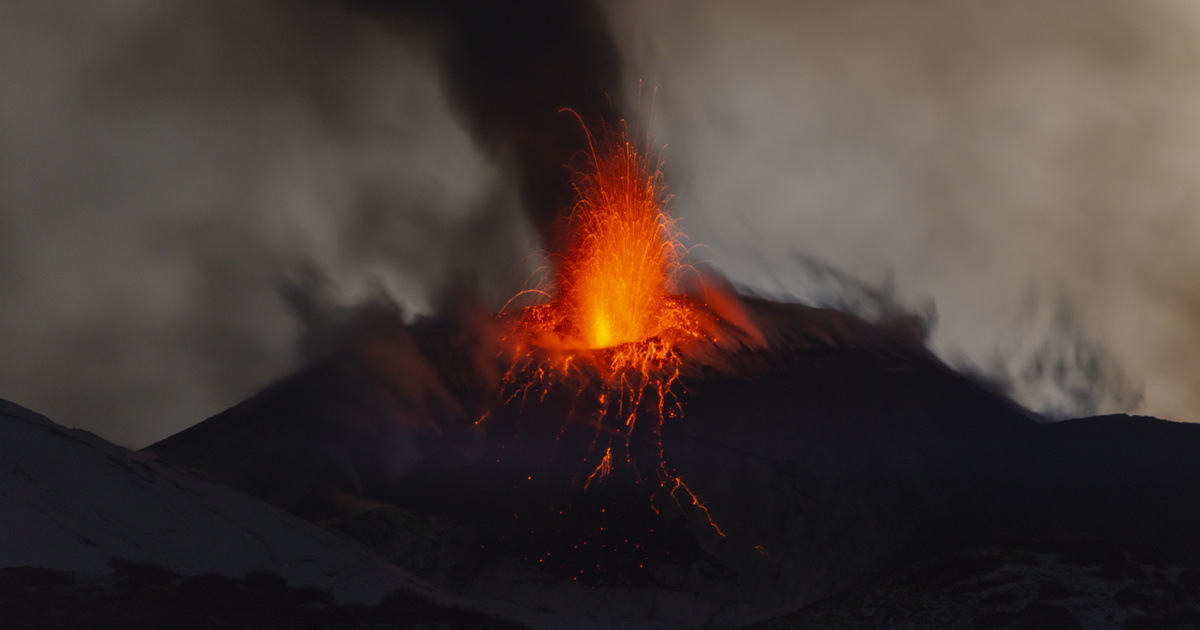 Nem csillapodik az Etna, ömlik a láva