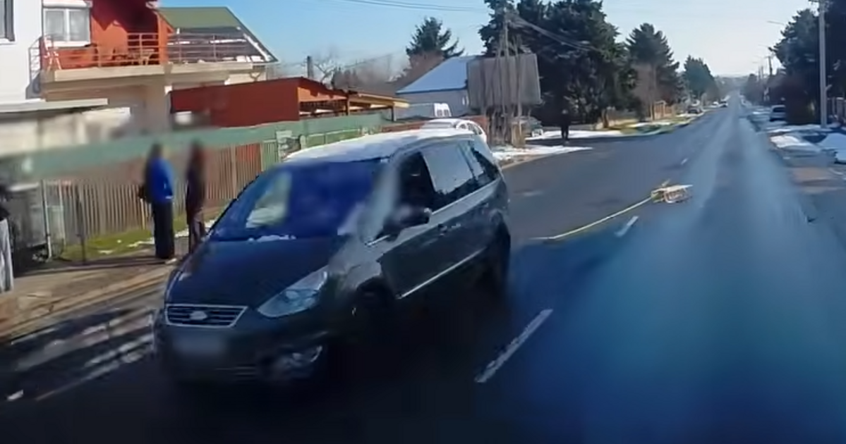 Index – Belföld – Autó után kötött szánkó, úttestre dobott petárda – abszurd esetek az utakon az ünn…