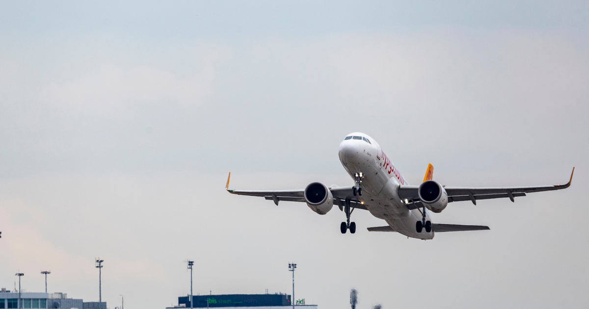 Index – Belföld – Rendkívüli esemény a budapesti reptéren: egy Airbus A320 repülőgép elakadt a fűben