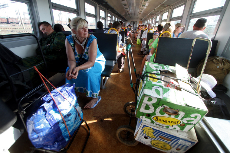 Fehérorosz árusok zöldséggel, kolbásszal és tejjel megpakolt dobozokkal utaznak az oroszországi Szmolenszkbe 2014. augusztus 9-én.
