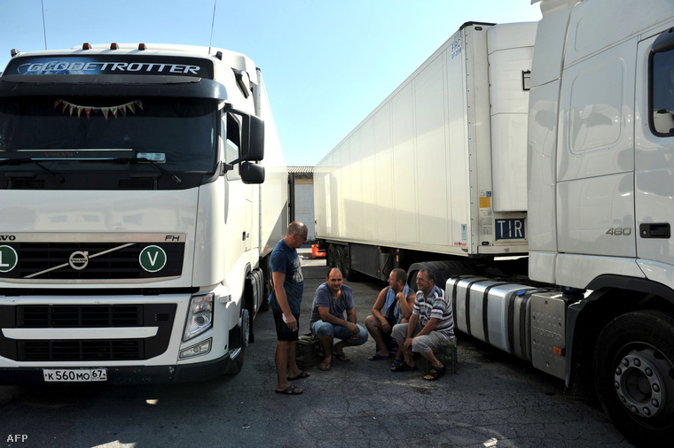 Orosz kamionsofőrök várakoznak a görögországi Veria városban, 2014. augusztus 12-én.