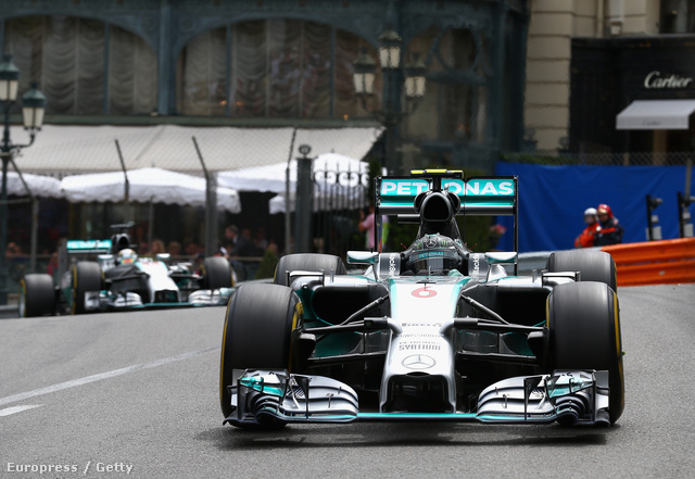 Rosberg és mögötte Hamilton a monacói futamon