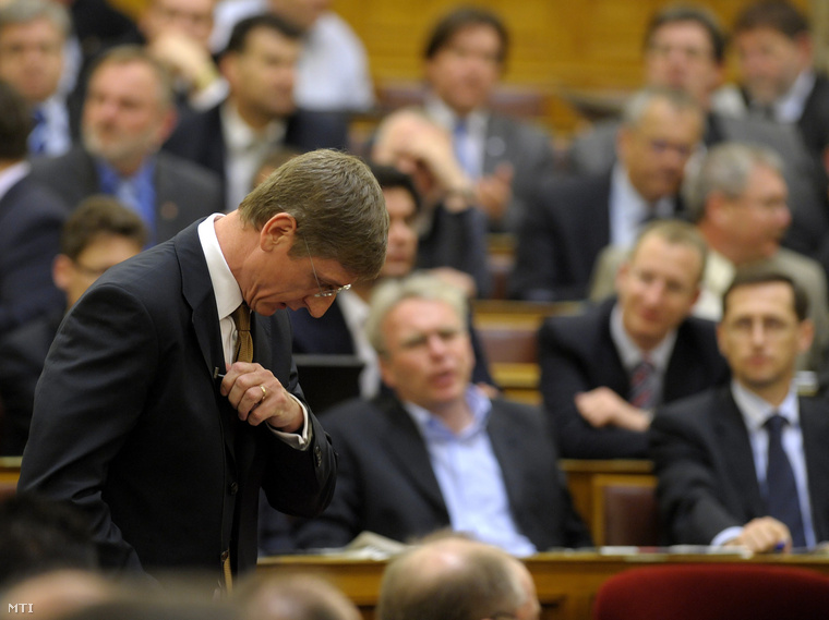 Gyurcsány Ferenc leköszönő miniszterelnök beszél az Országgyűlés ülésén. (2009.)