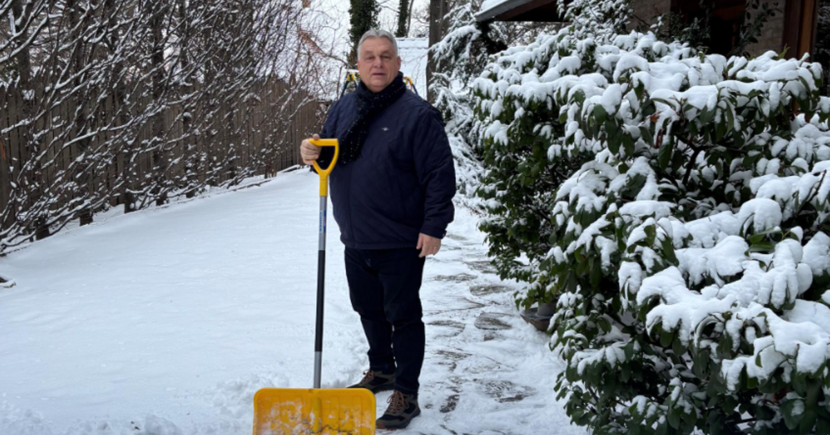 Index – Belföld – „Kiszabadultunk” – Orbán Viktor hólapáttal a kezében jelentkezett