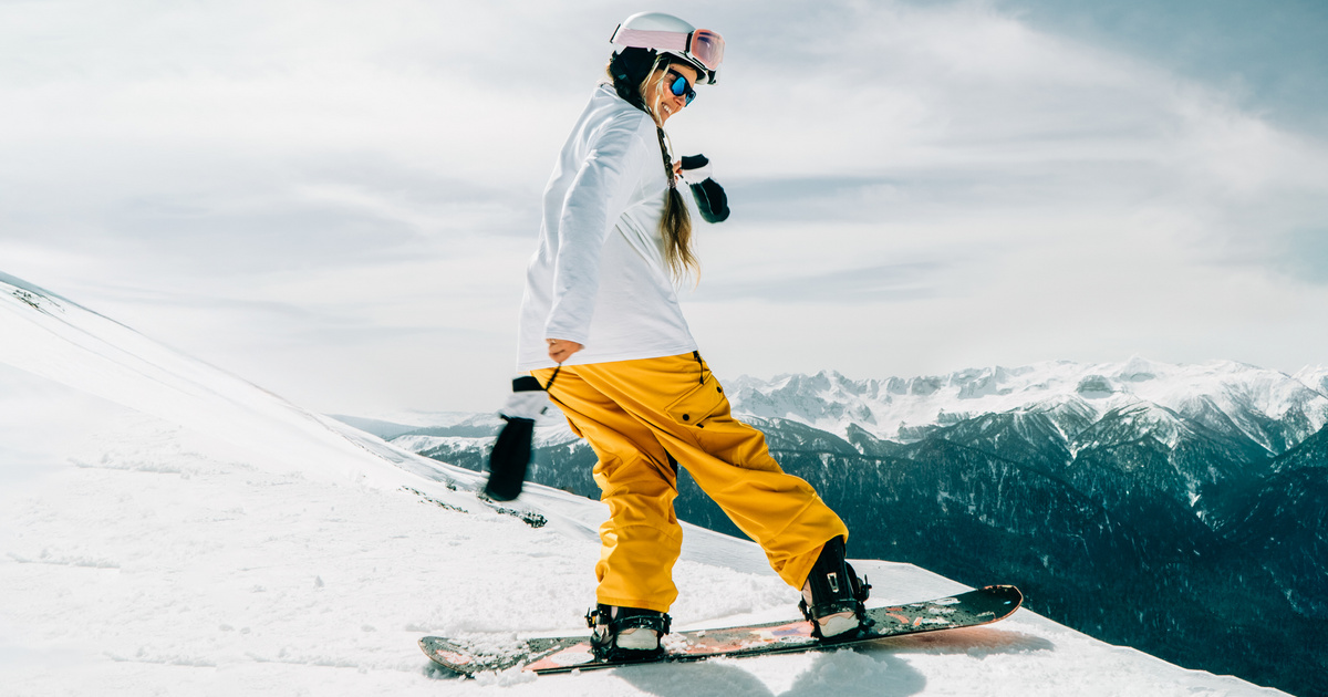 A medve üldözte, miközben lesiklott a havon: videón a megdöbbentő eset