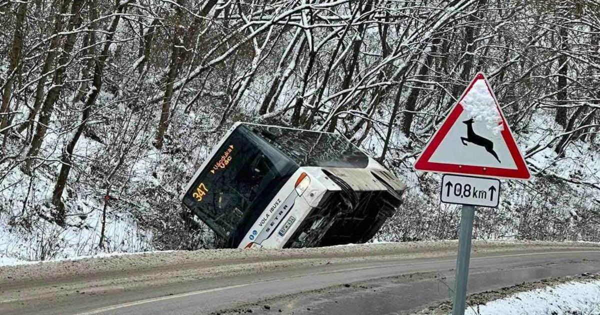 Árokba csúszott és oldalára dőlt egy busz Vácdukán, több utas is megsérült