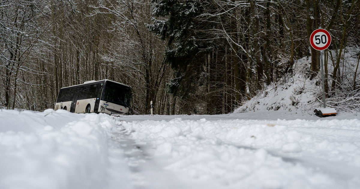 Fotókon az utasokkal teli felfordult váci busz: súlyos buszbaleset történt