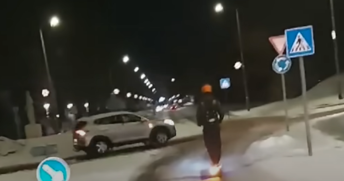 Életveszélyes jelenetek a jeges utakon, nem a legjobb ötlet ilyenkor rollerezni