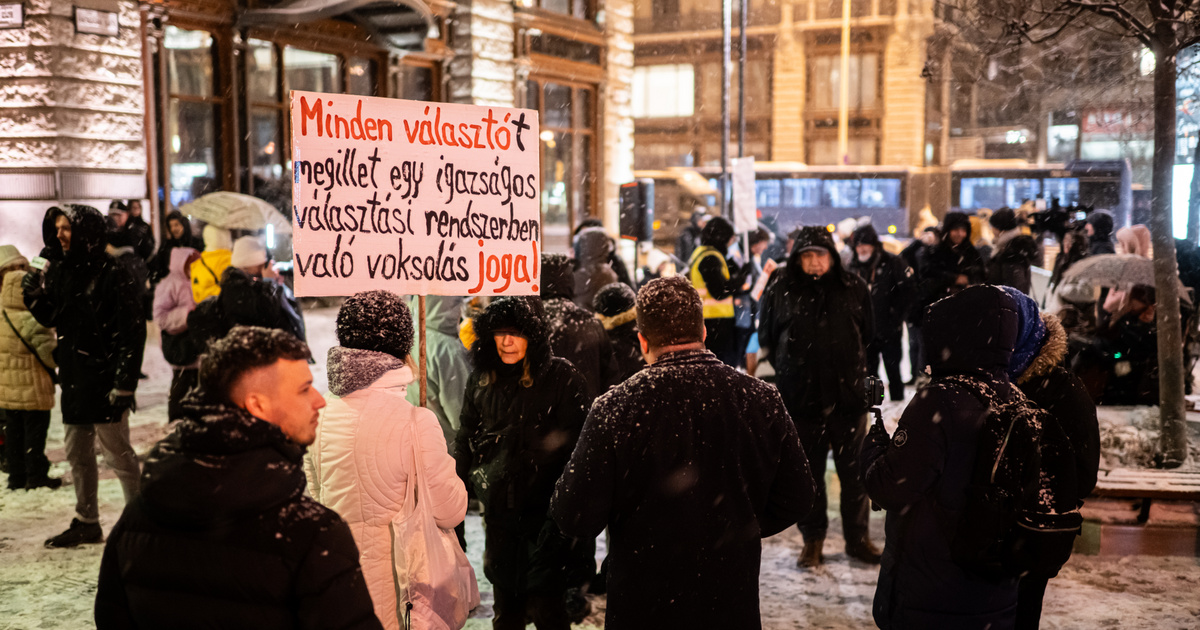 Nincs értelme tüntetni, ha ezt tudják, el sem jönnek – Hadházy Ákos megmozdulásán panaszkodtak a jelenlévők