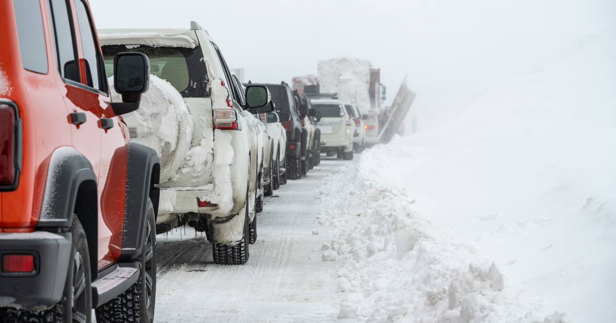 Több kilométeres torlódás az M1-es autópályán a hó miatt: teljesen leállt a forgalom ezen a szakaszon