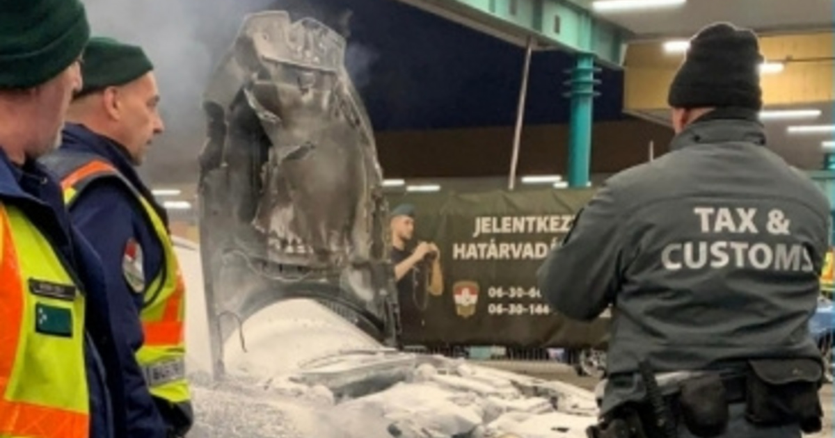 Index – Belföld – Lángra lobbant egy autó a röszkei határátkelőn, a járműben három gyerek is utazott