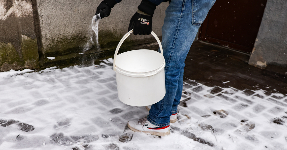 Tilos sóval felszórni a járdát! Mutatjuk, mivel helyettesíthető