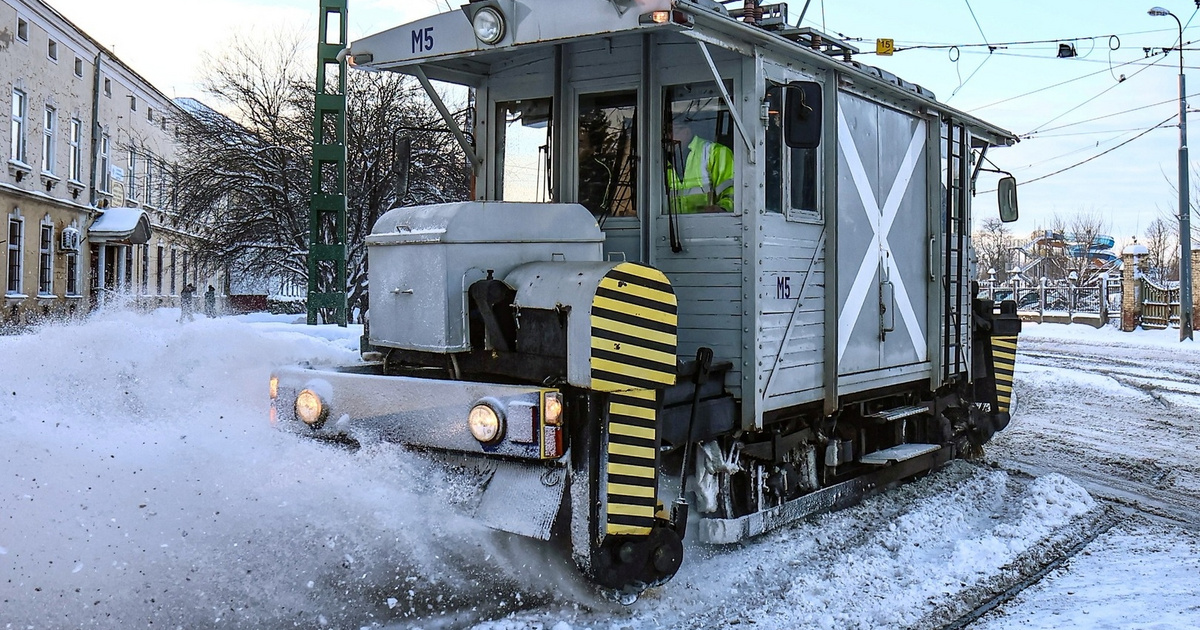 Ez a 115 éves gép dolgozik a hóeltakarításon Miskolcon: elképesztő, hogy még működik