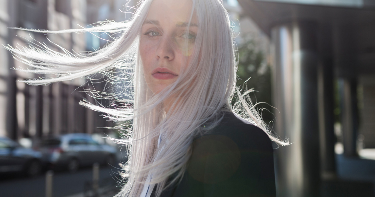 A fiatal lány büszkén vállalja ősz tincseit: megunta, hogy megfeleljen másoknak