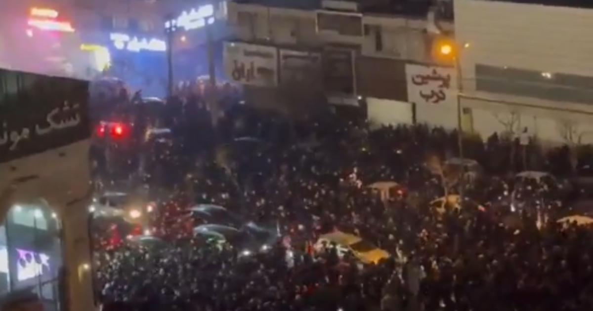 „Halál a diktátorra” – Évek óta nem látott tömeg vonult az utcákra Iránban, az országban leállt az internet