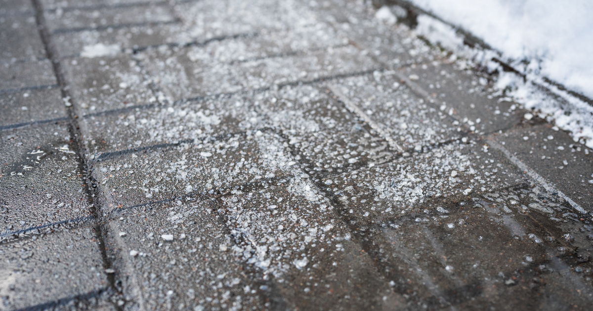 Ezt a filléres keveréket öntsd a jeges járdára só helyett – Azonnal felolvasztja