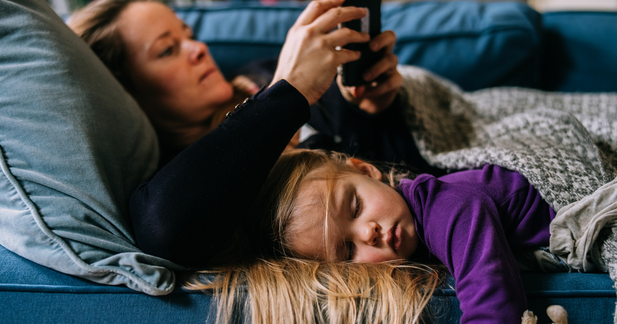 A legtöbb szülő csinálja, pedig borzasztó káros hosszú távon – Mi az a szülői phubbing?