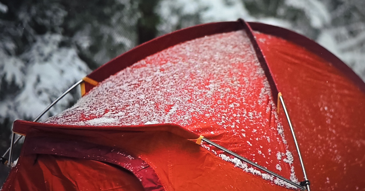 Fűtetlen sátorban találtak rá két férfira a rendőrök: fotókon a hóba felvert otthonuk