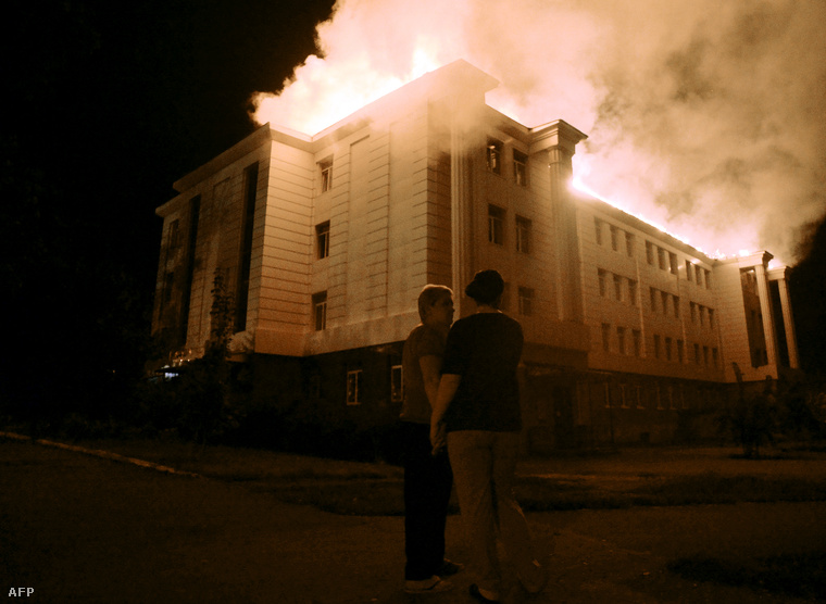 Lángoló iskolaépület Donyeckben, 2014. augusztus 27-én.
