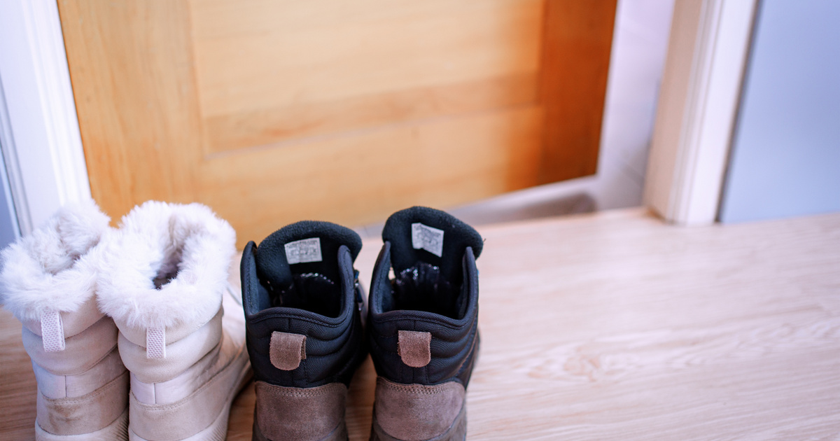 Ezt tedd a cipődbe, hogy eltűnjön belőle a szag: ilyen minden háztartásban van