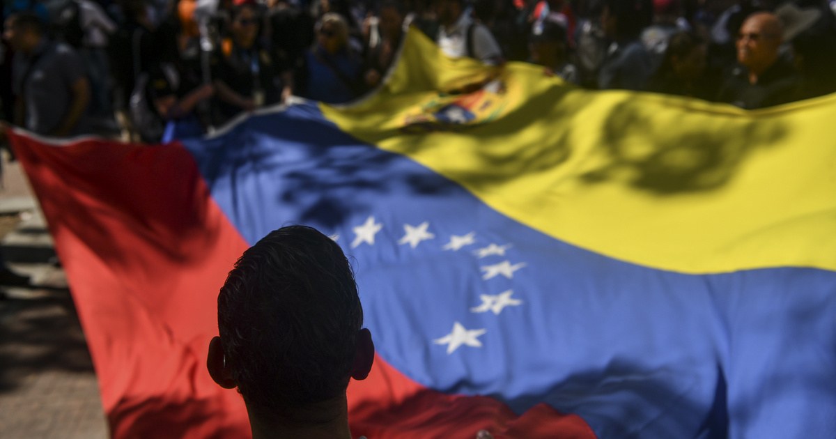 Donald Trump egy szerkesztett képpel kikiáltotta magát Venezuela ügyvezető elnökének