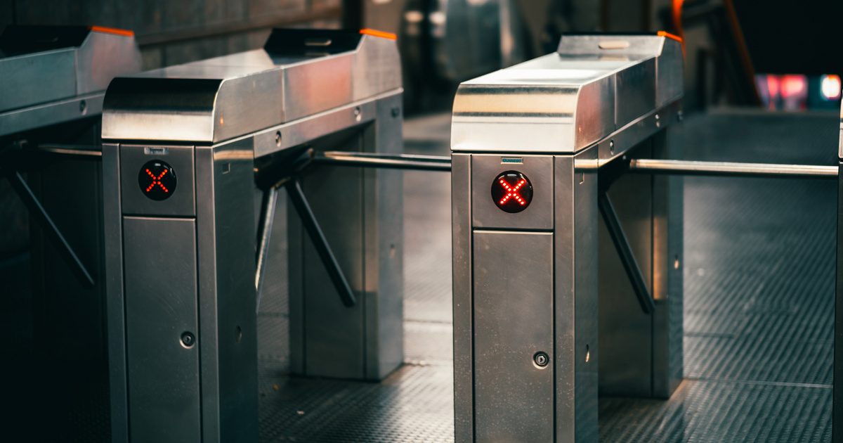 Leálltak a repülőterek a kíméletlen időjárás miatt: sok magyar repül innen