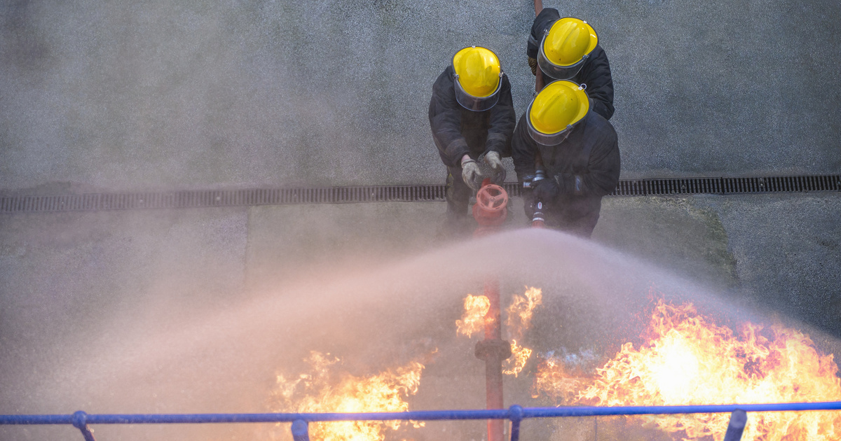 Tűz gyulladt ki egy budapesti gimnáziumban: fotón az evakuálás pillanata