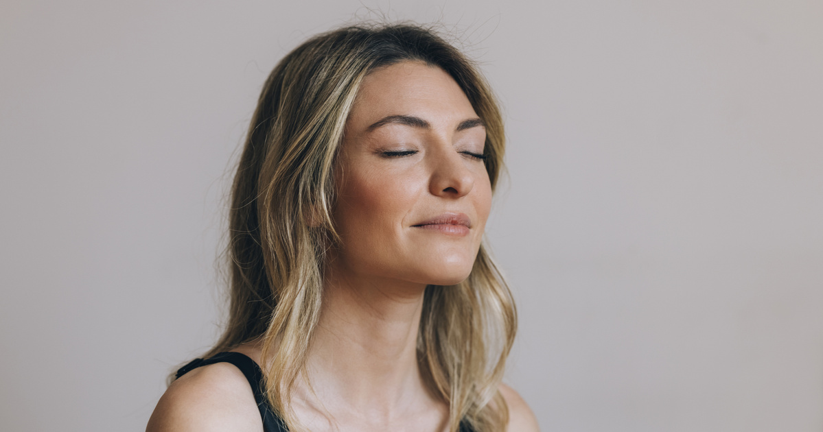 56 éves a nő, de az arca 30-nak néz ki a: plasztika helyett ezt csinálja mindennap