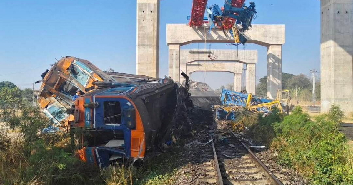 Daru zuhant egy mozgó vonatra Thaiföldön, legalább 22-en meghaltak