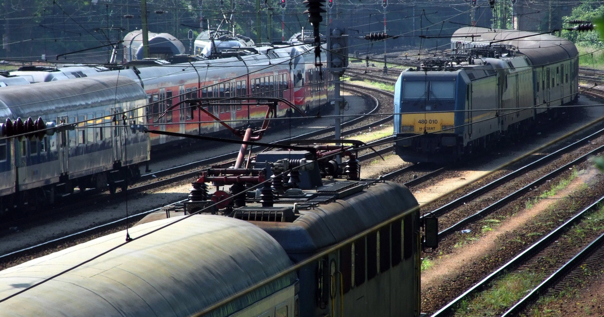 Eltört a sín a győri fővonalon, jelentős késésekre kell számítani