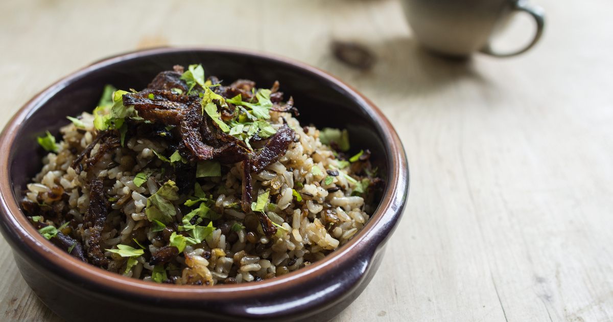 Rizses, lencsés egytálétel ropogósra sült hagymával: így készül az isteni mujadara