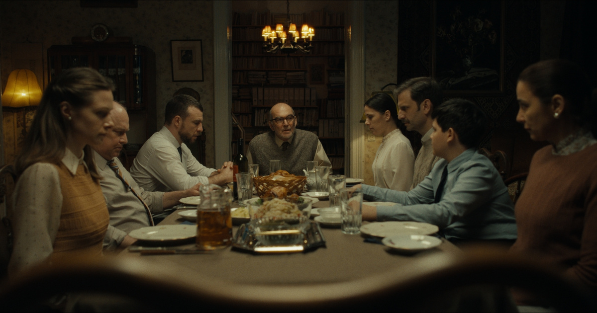 Ez a család nem az, aminek látszik, minden gesztus mögött rejtett fenyegetés húzódik