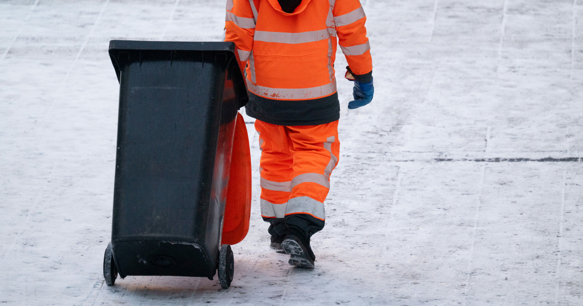 Túlórában dolgoznak a hulladékszállítók a hóhelyzet miatt elmaradt begyűjtés pótlásán