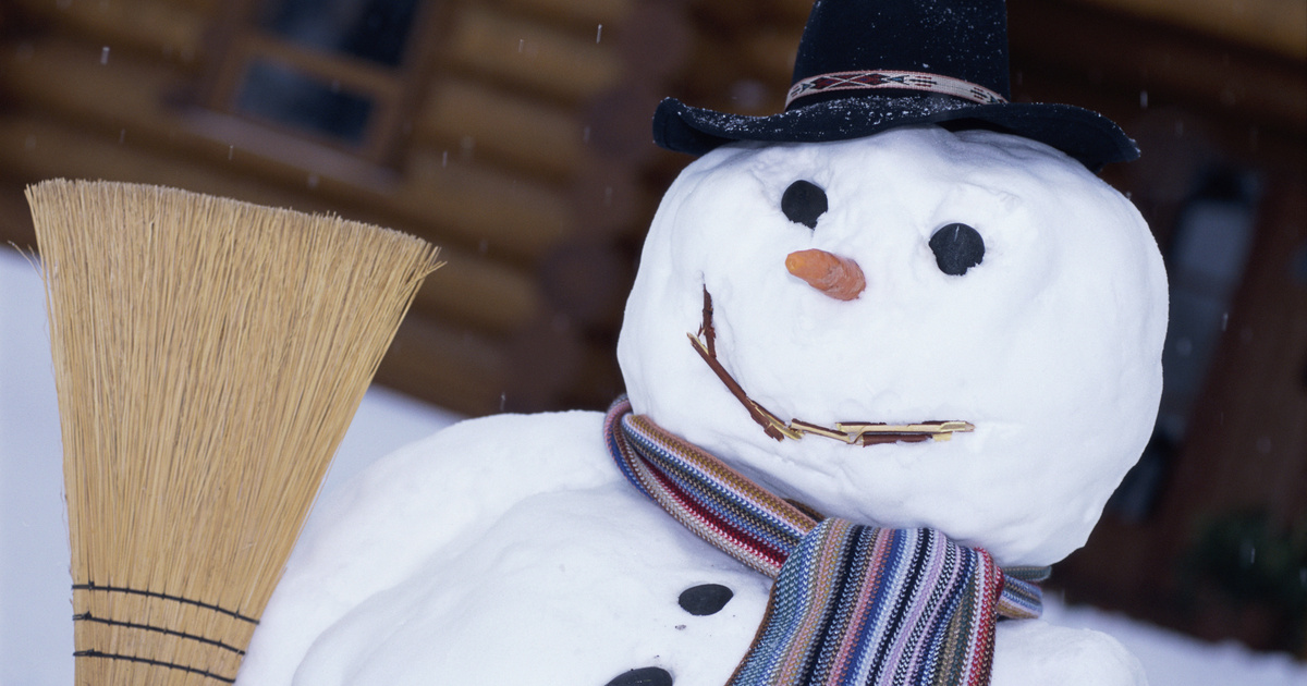 Ma van a hóember világnapja! Ezt jelképezik a gombok és a seprű