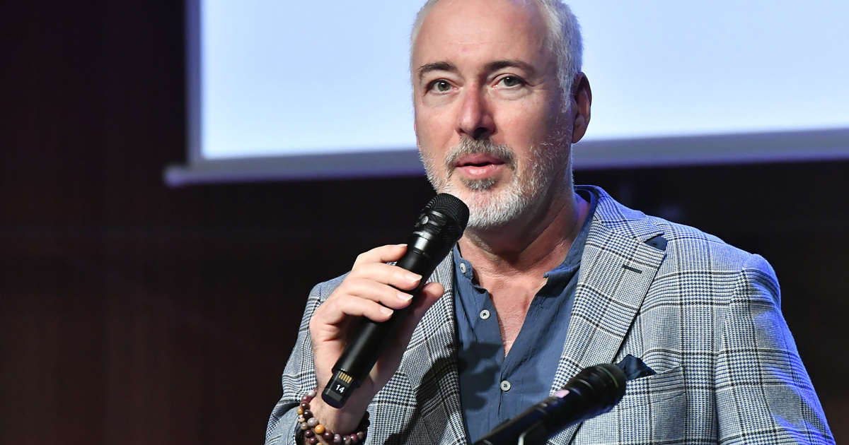 Hajós Andrásban egy átlagos írónál kicsit több sportkocsi, drog és ku*va van