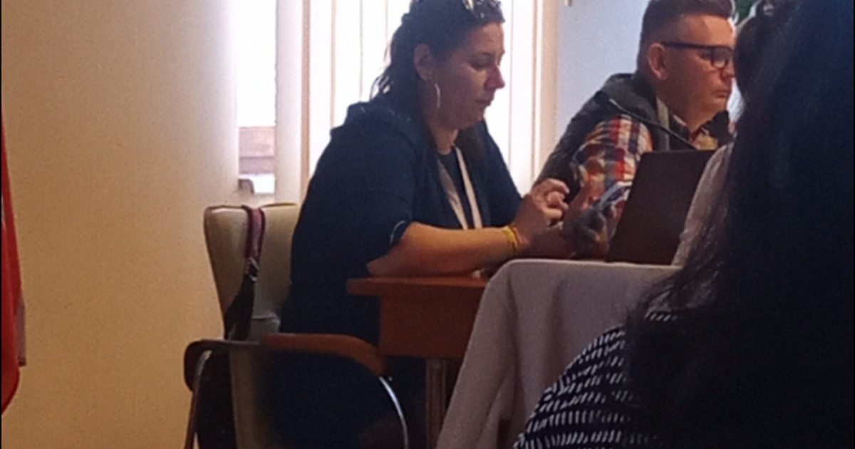 „Presszós ku*vákéhoz” hasonlította egy képviselő az üllői alpolgármester öltözékét