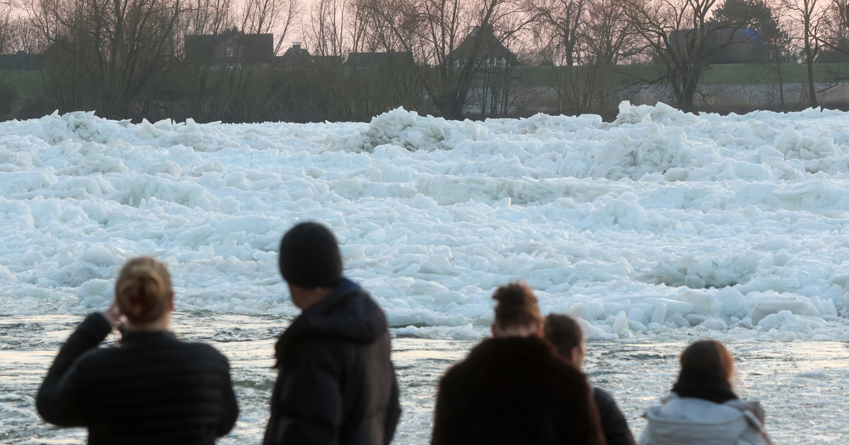 Hiába indult olvadásnak a hó, tíz méter magas jéghegyek állnak az Elbánál