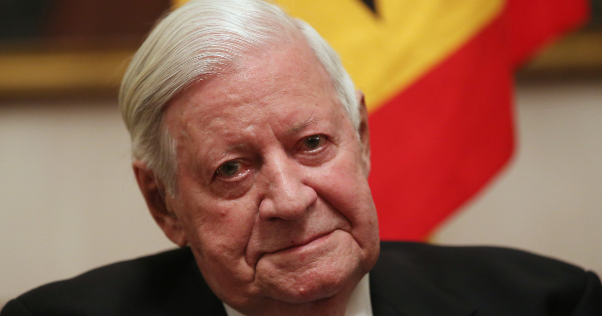 Horogkeresztekkel fújták tele a volt német szövetségi kancellár sírját, nyomozás indult