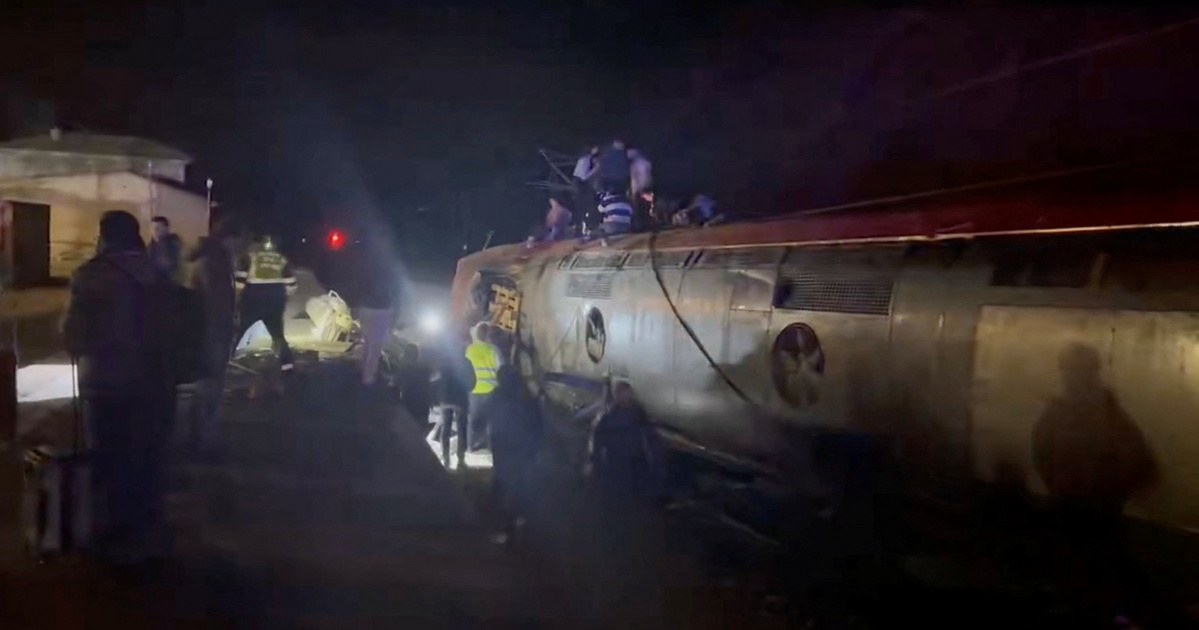 Tragédia Spanyolországban: összeütközött két vonat, legalább 24-en meghaltak