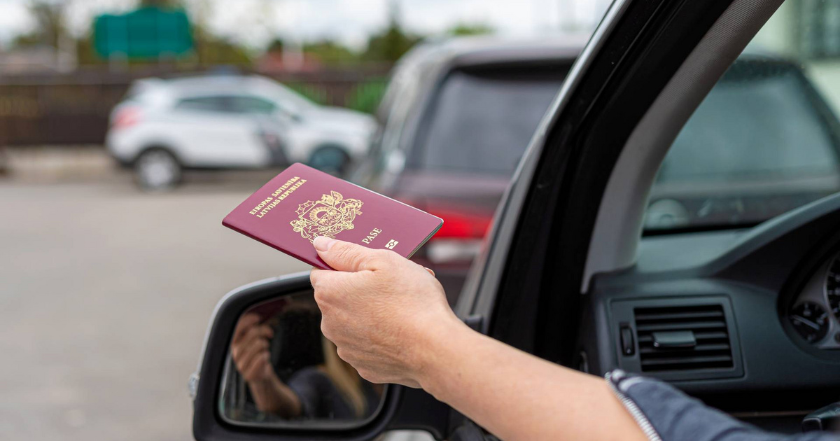 Kinyitották a Mercedes csomagterét, megdöbbentek a vámosok – Ezt próbálták meg átcsempészni Röszkénél