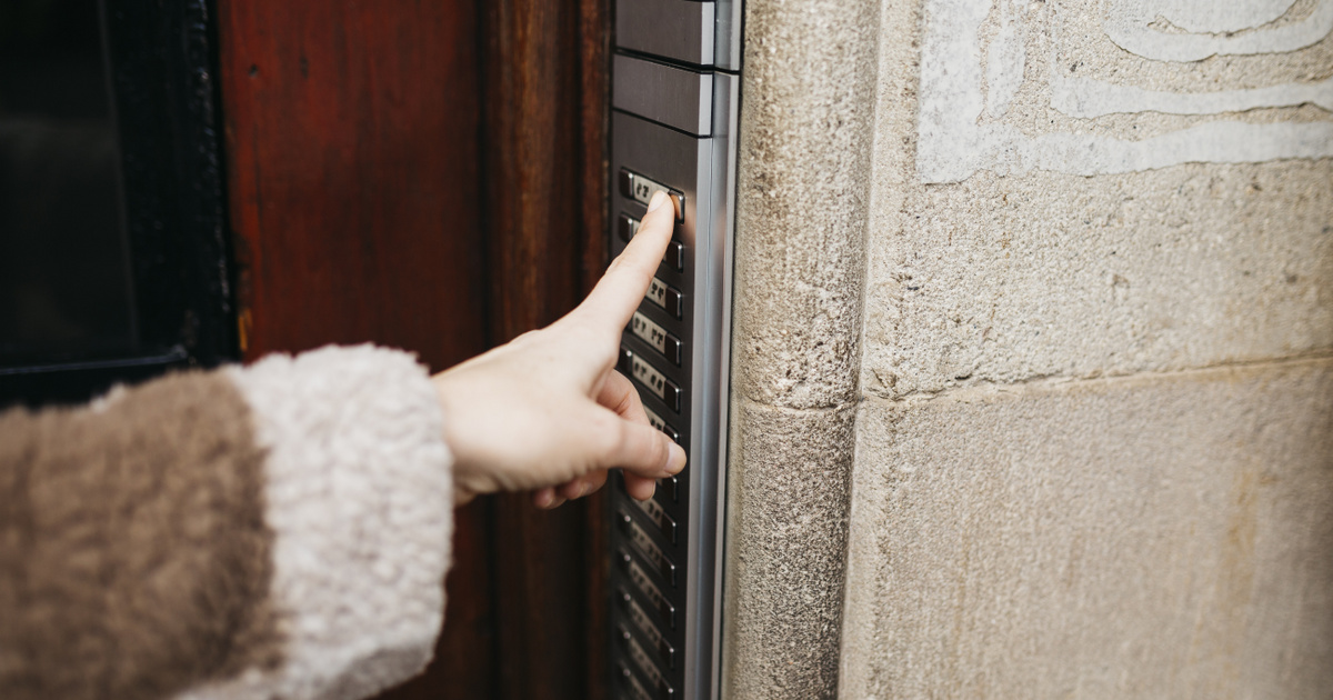 Megnyalta a kaputelefont az orosz kisfiú, majd ordítani kezdett: videón a nem mindennapi eset